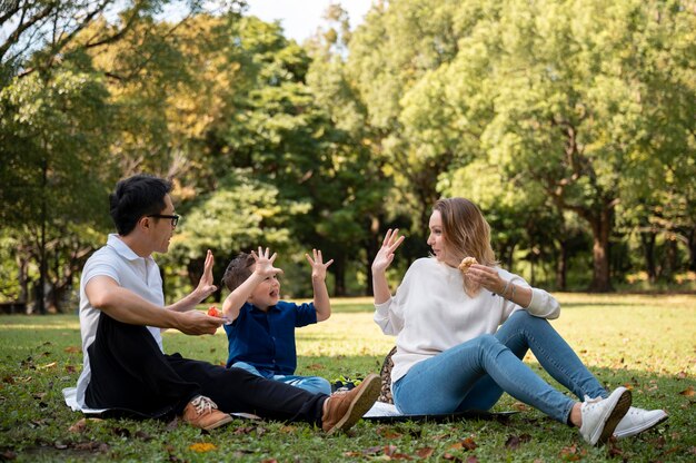 I genitori trascorrono del tempo con il loro bambino