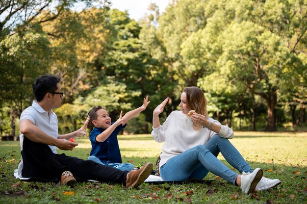 I genitori trascorrono del tempo con il loro bambino