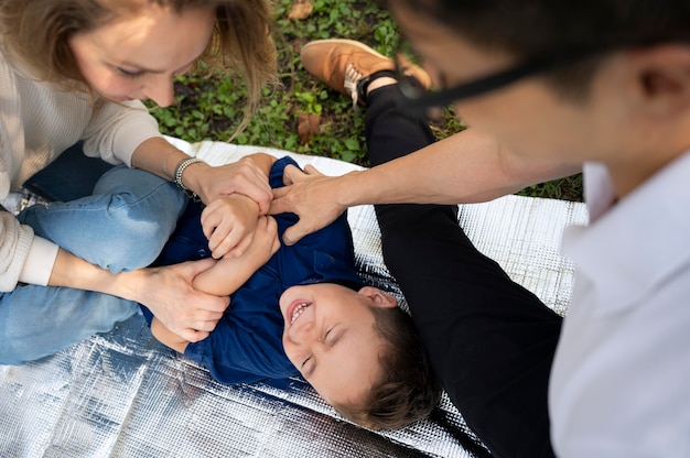 I genitori trascorrono del tempo con il loro bambino