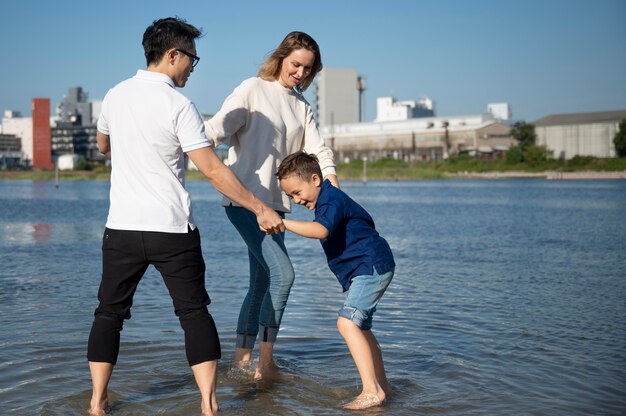 I genitori trascorrono del tempo con il loro bambino