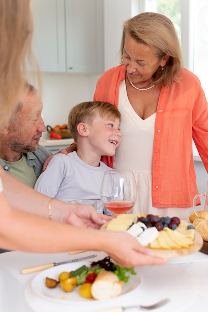 I genitori trascorrono del tempo con la figlia e il nipote