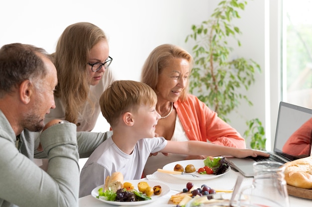 I genitori trascorrono del tempo con la figlia e il nipote