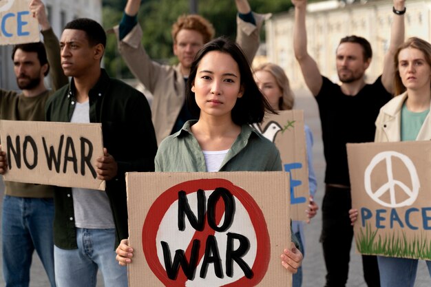 I giovani che partecipano alla protesta contro la guerra