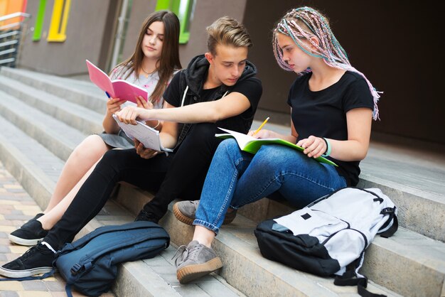 I giovani lavorano in squadra mentre studiano