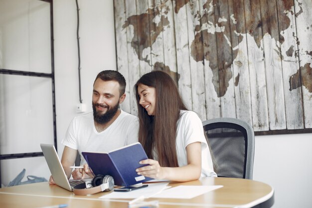 I giovani lavorano insieme e usano il laptop