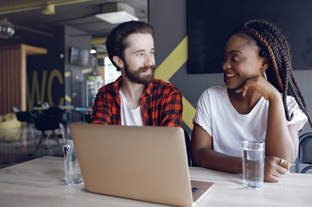 I giovani lavorano insieme e usano il laptop