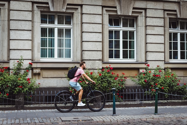 I giovani sport equipaggiano su una bicicletta in una città europea. Sport in ambienti urbani.