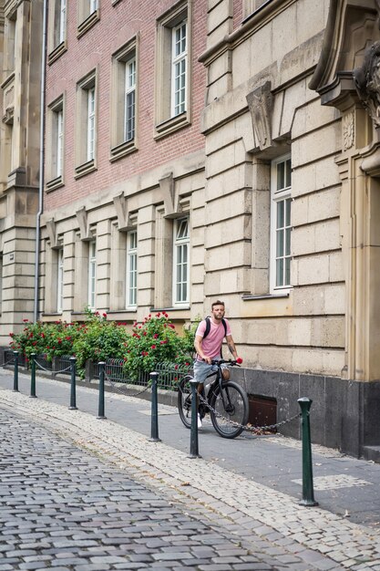 I giovani sport equipaggiano su una bicicletta in una città europea. Sport in ambienti urbani.