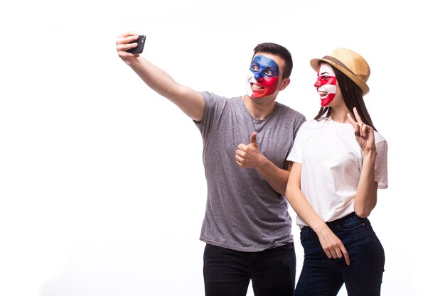 I giovani tifosi cechi e croati prendono selfie isolato sul muro bianco