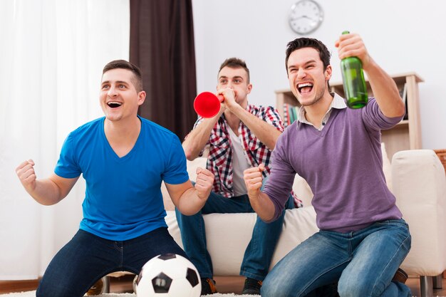 I giovani tifosi di calcio hanno sostenuto il calcio in TV