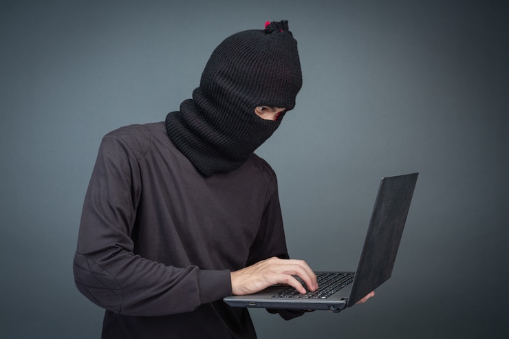 Foto gratuito i ladri possiedono carte di credito utilizzando un computer portatile per attività di pirateria informatica.