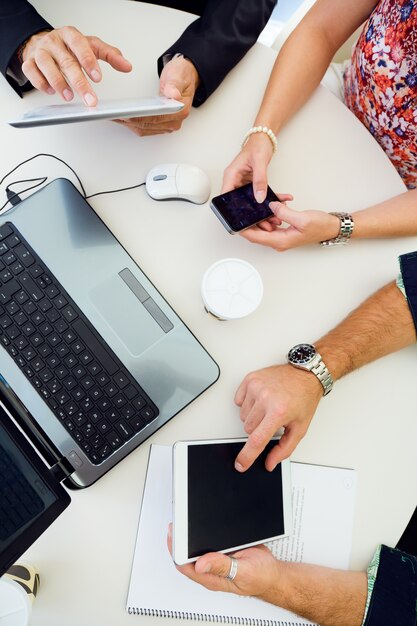 I lavoratori che utilizzano i dispositivi sul posto di lavoro