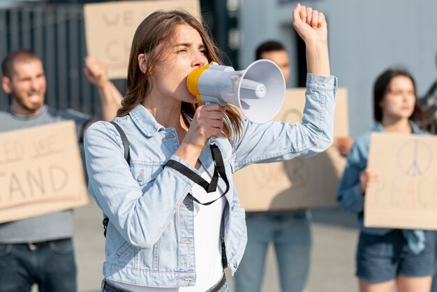 I manifestanti manifestano insieme per la pace