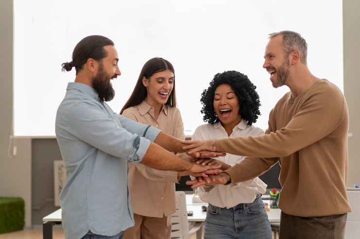 Foto gratuito i membri dei sindacati lavorano insieme