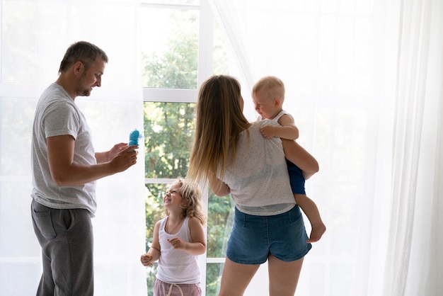 I membri della famiglia di tiro medio stanno insieme