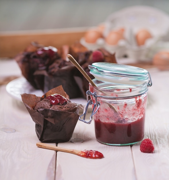 I muffin al cioccolato hanno un sapore migliore con la marmellata di lamponi