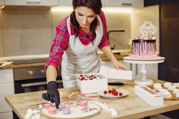 I pasticceri in uniforme decorano le torte