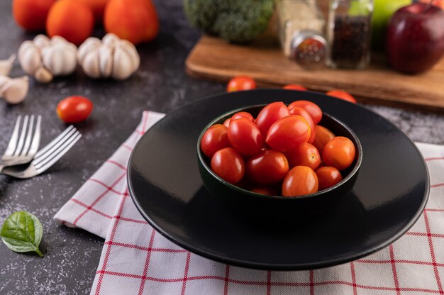 I pomodori sono nella tazza nera