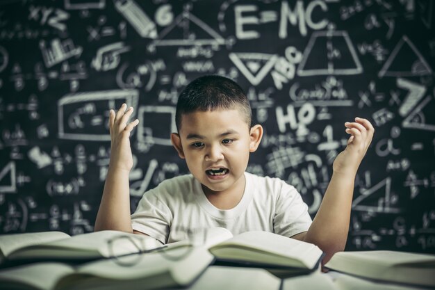 I ragazzi con gli occhiali scrivono libri e pensano in classe