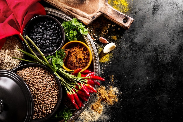 I saporiti ingredienti appetitosi gustosi spezie peperoncini rossi alimentari per cucinare cucina sana.
