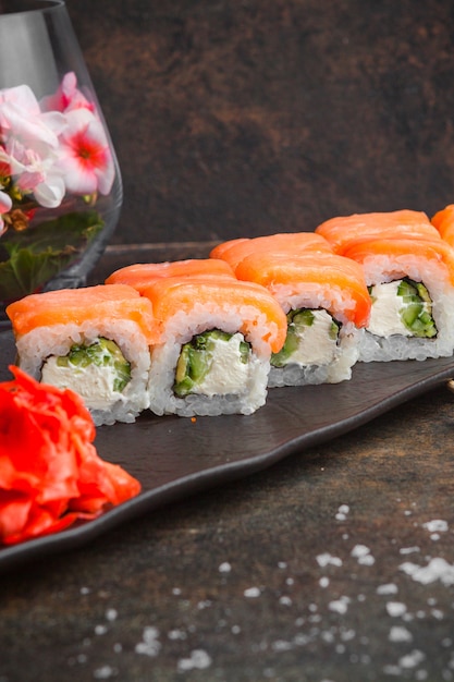 I sushi di vista laterale hanno messo con lo zenzero marinato in piatto scuro