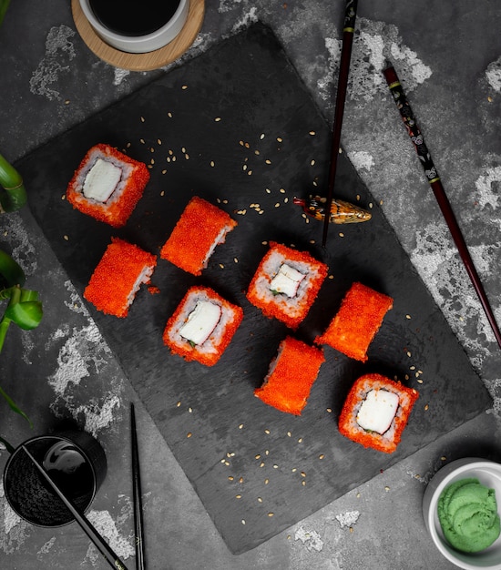 I sushi hanno messo con il caviale rosso sulla vista del piano d'appoggio