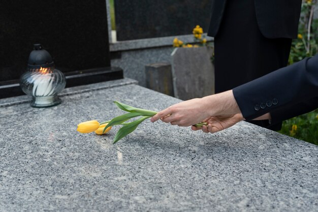 I tulipani vengono portati in una tomba al cimitero