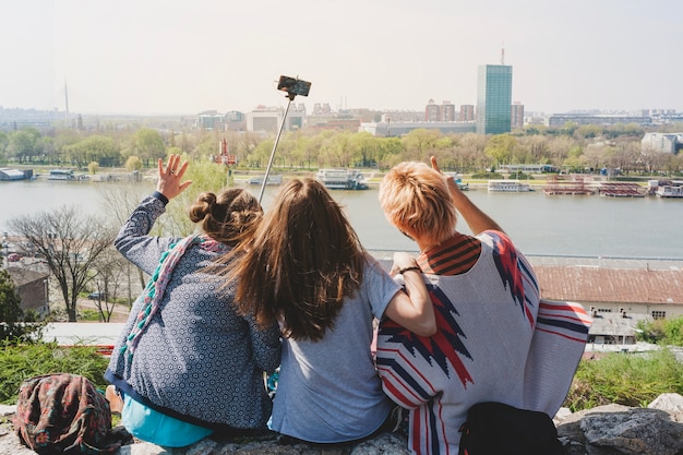 I turisti che prendono la vista selfie dalla schiena