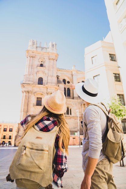 I turisti che visitano un monumento