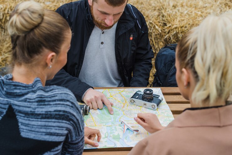 Foto gratuito i turisti con la mappa al tavolo