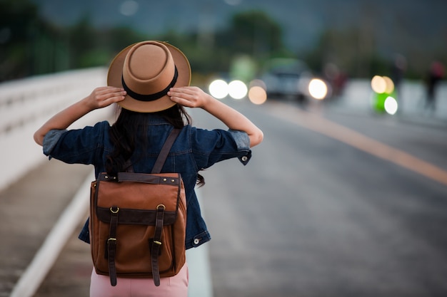 I turisti femminili allargano le braccia