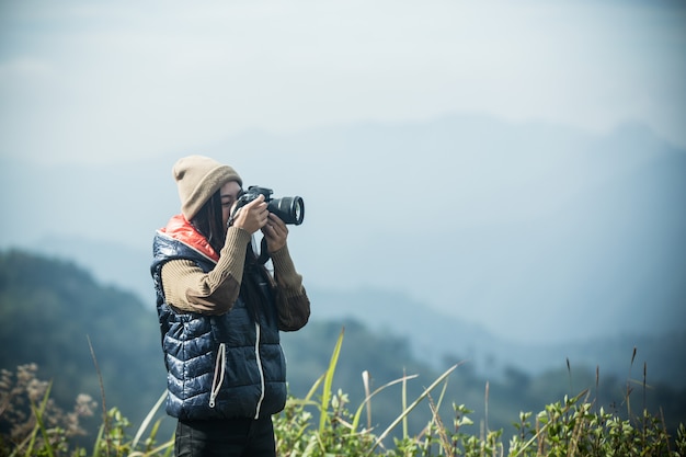 I turisti femminili fotografano