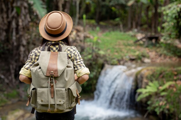 I turisti femminili si stanno godendo la foresta.