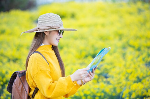 I turisti femminili tengono una mappa per trovare posti.