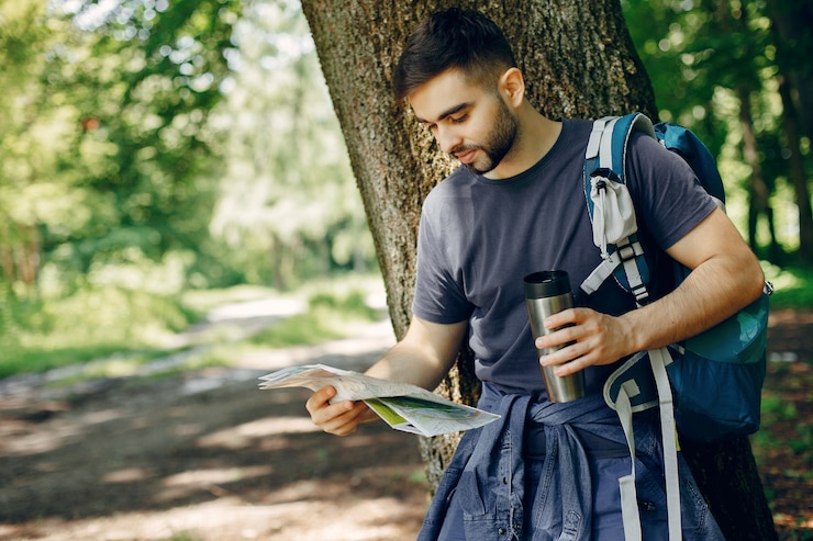 Foto gratuito i turisti riposano in una foresta estiva