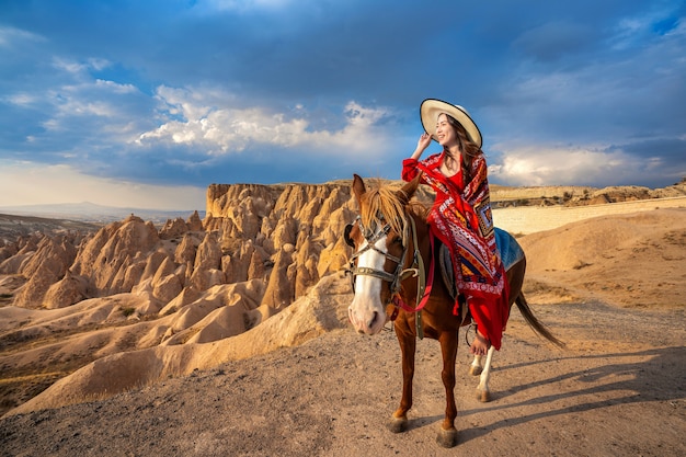 I turisti si divertono a cavalcare i cavalli in Cappadocia, Turchia