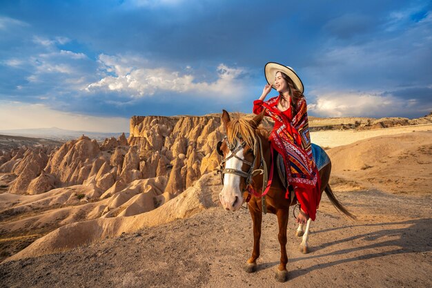 I turisti si divertono a cavalcare i cavalli in Cappadocia, Turchia