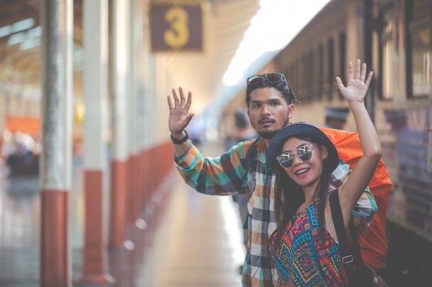 I turisti viaggiano alla stazione ferroviaria.