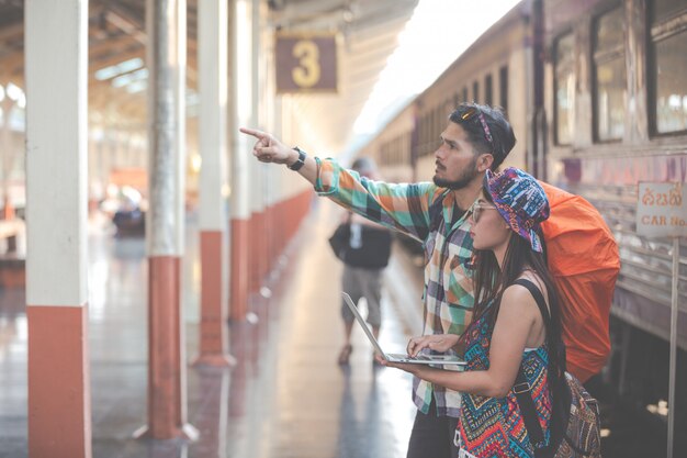 I turisti viaggiano alla stazione ferroviaria.