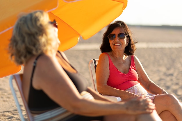 I vecchi che si divertono in spiaggia