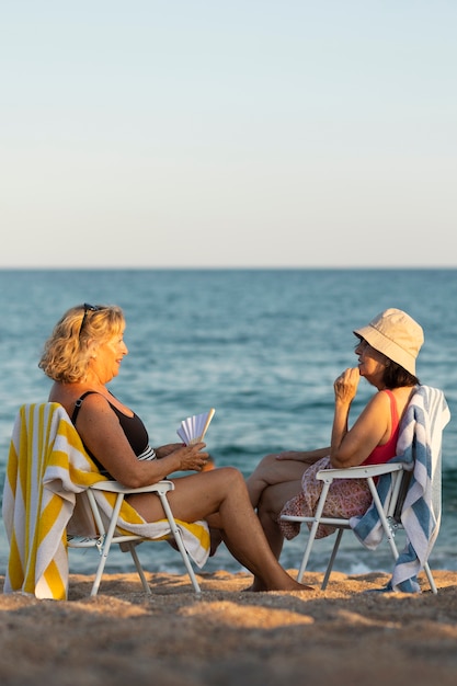 I vecchi che si divertono in spiaggia