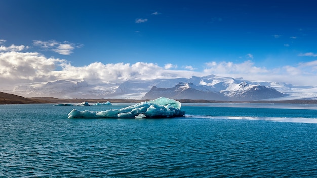 Ice bergs nel lago glaciale di Jokulsarlon, Islanda.