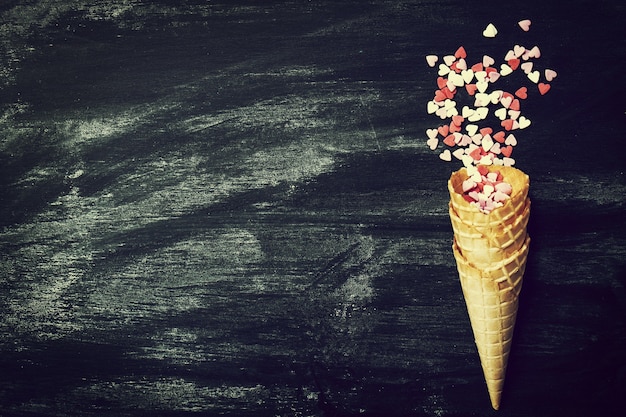 Ice Cream Horn con innamorati su una lavagna. Amore, San Valentino