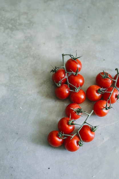 Idea di ricetta di cibo fresco pomodorini biologici