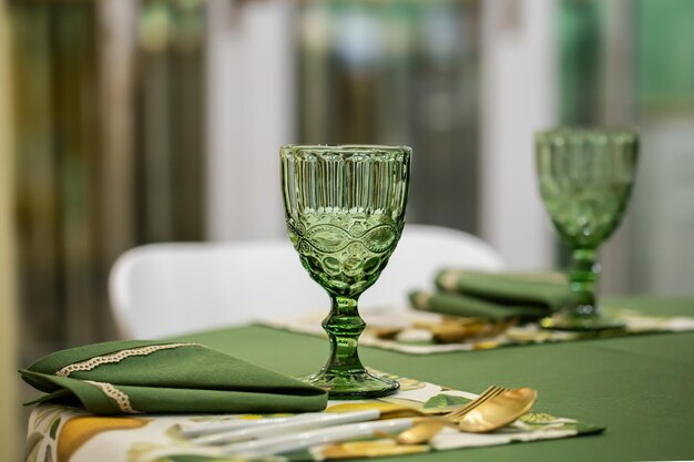 Idea per la tavola da pranzo con calici in vetro verde strutturato