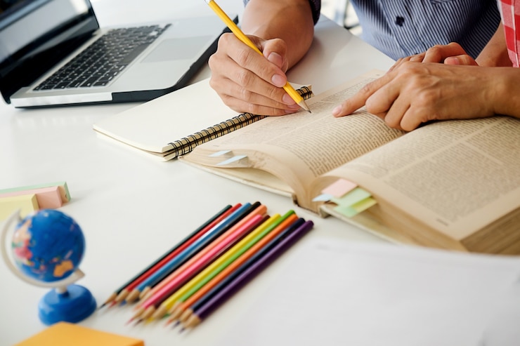 Foto gratuito idee di pianificazione della lettura dei libri di computer