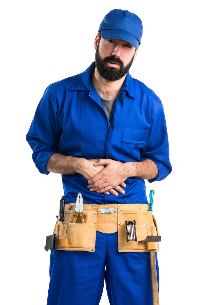 Foto gratuito idraulico con mal di stomaco