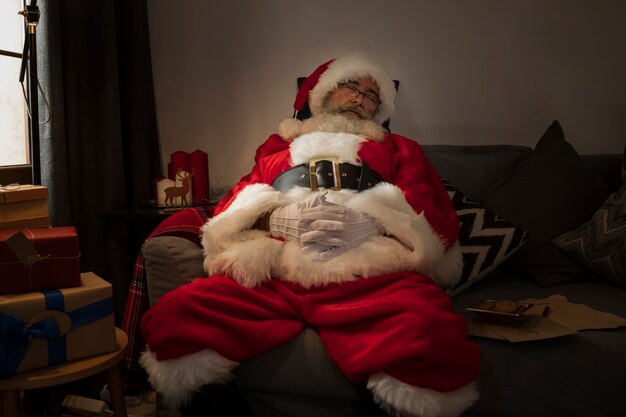 Il Babbo Natale che fa un pisolino sul sofà