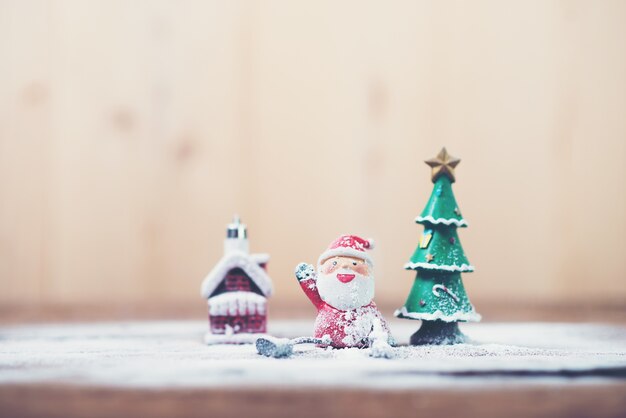 Il Babbo Natale e albero di Natale con la neve