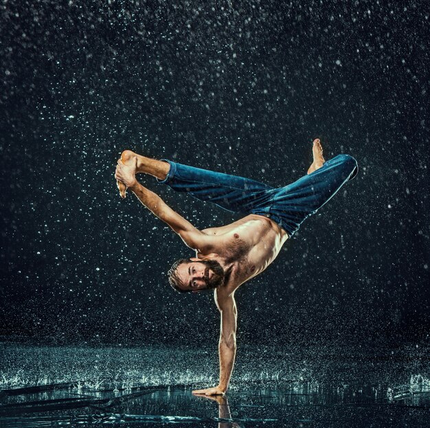 Il ballerino di break maschile in acqua.